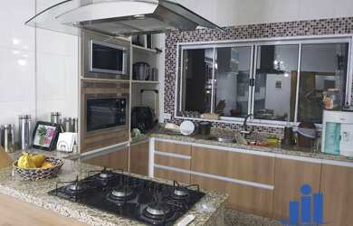 Imagem: A casa possui 3 Dormitórios, 4 Banheiros, 2 Vagas na garagem