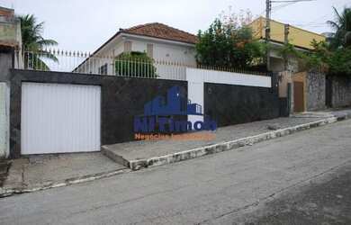 Imagem: A casa possui 3 Dormitórios, 4 Banheiros, 4 Vagas na garagem