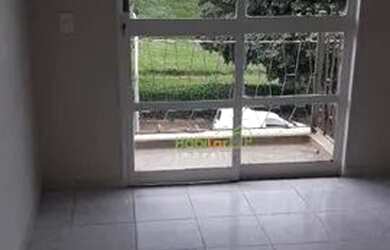 Imagem: O apartamento possui 3 Dormitórios, 1 Banheiro, 1 Vaga na garagem