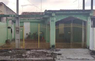 Imagem: A casa possui 2 Dormitórios, 1 Banheiro, 2 Vagas na garagem