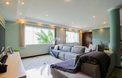 Imagem: A casa possui 4 Dormitórios, 2 Banheiros, 5 Vagas na garagem