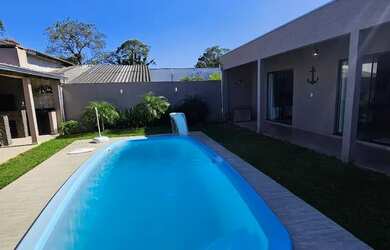 Imagem: A casa possui 4 Dormitórios, 2 Banheiros, 3 Vagas na garagem