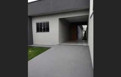 Imagem: A casa possui 3 Dormitórios, 2 Banheiros, 2 Vagas na garagem