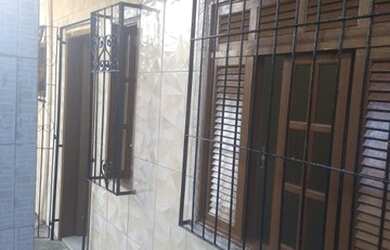 Imagem: A casa possui 1 Dormitório, 1 Banheiro, 1 Vaga na garagem e