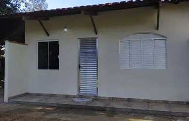 Imagem: A casa possui 2 Dormitórios, 1 Banheiro, 2 Vagas na garagem