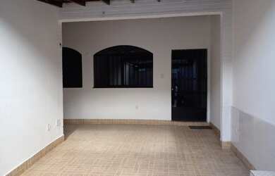 Imagem: A casa possui 2 Dormitórios, 1 Banheiro, 2 Vagas na garagem