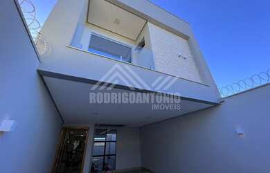 Imagem: A casa possui 4 Dormitórios, 2 Banheiros, 2 Vagas na garagem