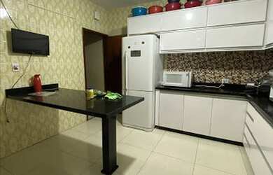 Imagem: A casa possui 3 Dormitórios, 3 Banheiros, 2 Vagas na garagem