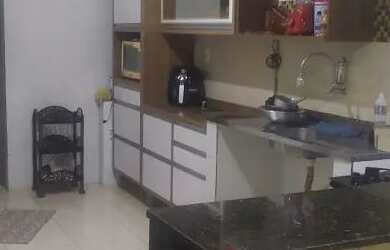 Imagem: A casa possui 3 Dormitórios, 2 Banheiros, 1 Vaga na garagem