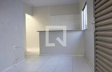 Imagem: A casa possui 1 Dormitório, 1 Banheiro, 1 Vaga na garagem e