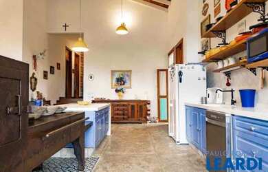 Imagem: A casa em condomínio possui 4 Dormitórios, 5 Banheiros, 3