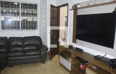 Imagem: A casa possui 3 Dormitórios, 2 Banheiros, 2 Vagas na garagem