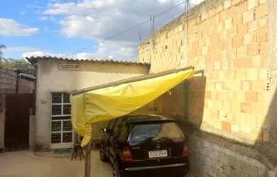 Imagem: A casa possui 2 Dormitórios, 2 Banheiros, 2 Vagas na garagem