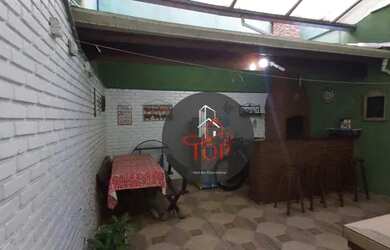 Imagem: A casa possui 3 Dormitórios, 2 Banheiros, 2 Vagas na garagem