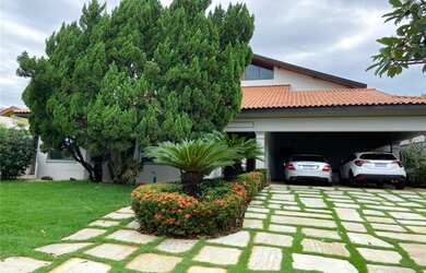 Imagem: A casa possui 4 Dormitórios, 5 Banheiros, 4 Vagas na garagem