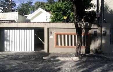 Imagem: A casa possui 5 Dormitórios, 1 Banheiro, 2 Vagas na garagem