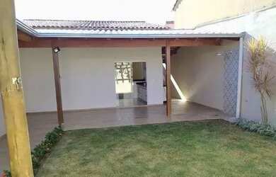 Imagem: A casa possui 4 Dormitórios, 3 Banheiros, 2 Vagas na garagem