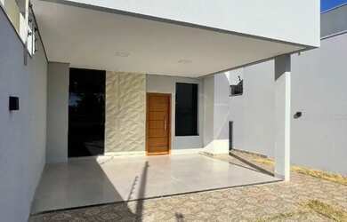 Imagem: A casa possui 3 Dormitórios, 3 Banheiros, 2 Vagas na garagem