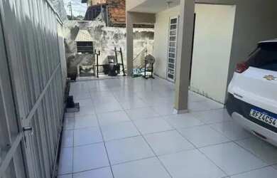 Imagem: A casa possui 2 Dormitórios, 2 Banheiros, 2 Vagas na garagem