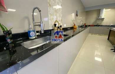 Imagem: A casa possui 4 Dormitórios, 2 Banheiros, 2 Vagas na garagem