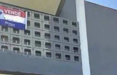 Imagem: A casa possui 4 Dormitórios, Acomodam 20 pessoas, 2 Vagas na