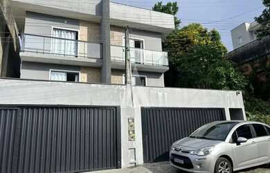 Imagem: A casa possui 3 Dormitórios, 2 Banheiros, 2 Vagas na garagem