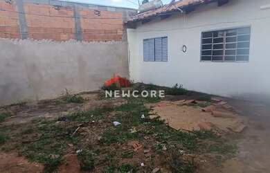 Imagem: A casa possui 2 Dormitórios, 1 Banheiro, 2 Vagas na garagem