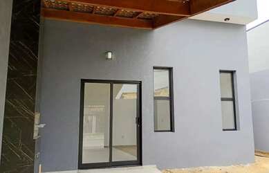 Imagem: A casa possui 3 Dormitórios, 2 Banheiros, 3 Vagas na garagem