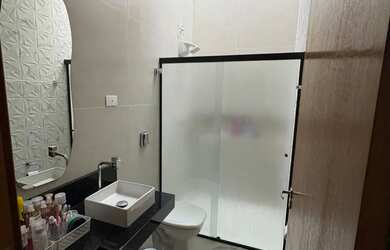 Imagem: A casa possui 2 Dormitórios, 3 Banheiros, 2 Vagas na garagem