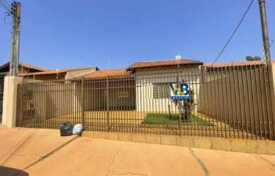 Imagem: A casa possui 3 Dormitórios, 2 Banheiros, 2 Vagas na garagem