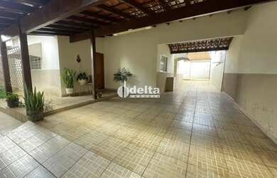 Imagem: A casa possui 3 Dormitórios, 3 Banheiros, 4 Vagas na garagem