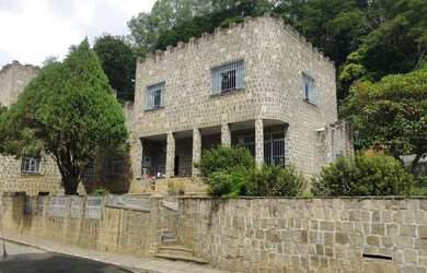 Imagem 2: Linda casa estilo castelo