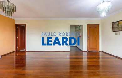 Imagem: A casa possui 4 Dormitórios, 4 Banheiros, 5 Vagas na garagem