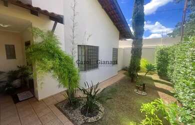 Imagem: A casa possui 4 Dormitórios, 5 Banheiros, 2 Vagas na garagem