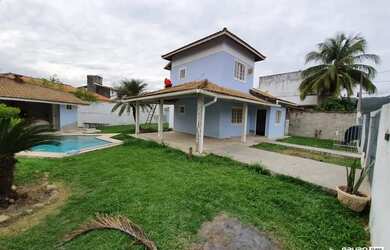 Imagem: A casa possui 3 Dormitórios, 2 Banheiros, 3 Vagas na garagem