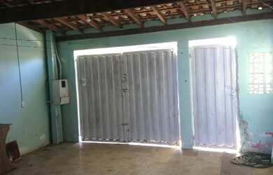 Imagem: A casa possui 2 Dormitórios, 1 Banheiro, 1 Vaga na garagem