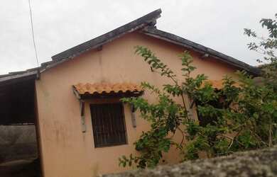 Imagem: A casa possui 3 Dormitórios, 1 Banheiro, 2 Vagas na garagem