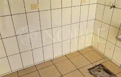 Imagem: A casa possui 3 Dormitórios, 1 Banheiro, 2 Vagas na garagem