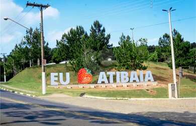 Imagem: A casa possui 4 Dormitórios, 2 Banheiros, 2 Vagas na garagem
