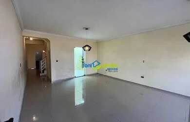 Imagem: A casa possui 3 Dormitórios, 3 Banheiros, 4 Vagas na garagem