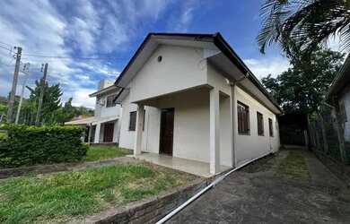 Imagem: A casa possui 3 Dormitórios, 1 Banheiro, 1 Vaga na garagem