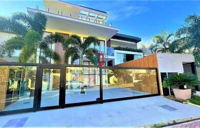 Imagem: A casa em condomínio possui 5 Dormitórios, 5 Banheiros, 3