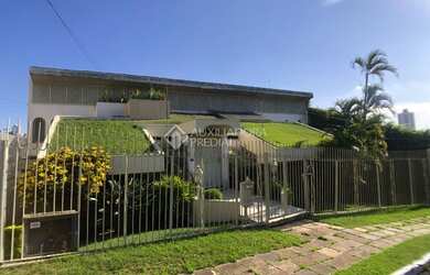 Imagem: A casa possui 3 Dormitórios, 1 Banheiro, 2 Vagas na garagem