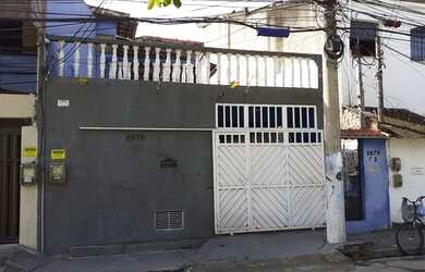 Imagem: A casa possui 3 Dormitórios, 2 Banheiros, 1 Vaga na garagem