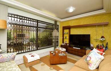 Imagem: A casa possui 3 Dormitórios, 4 Banheiros, 5 Vagas na garagem