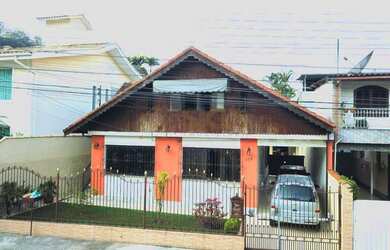 Imagem: A casa possui 5 Dormitórios, 2 Banheiros, 3 Vagas na garagem