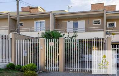 Imagem: A casa possui 3 Dormitórios, 3 Banheiros, 2 Vagas na garagem