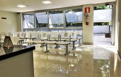 Imagem: O depósito possui 5 Vagas na garagem, 421m² de Área e está