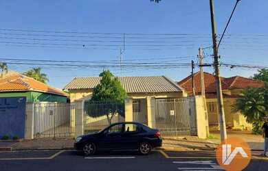 Imagem: O depósito possui 3 Vagas na garagem e 193m² de Área e está