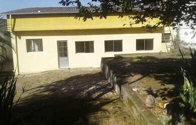 Imagem: A casa possui 3 Dormitórios, 2 Banheiros, 3 Vagas na garagem